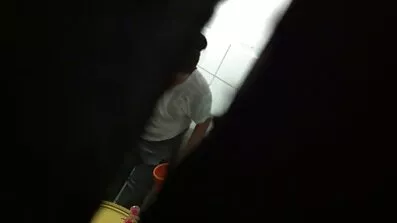 Дівчина стискає його руку і грає з українській секс його волохатими дірочкою