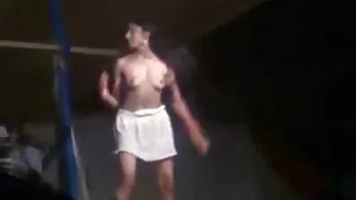 Бородатий красиво порно по українські трахнув татуйовану леді в фотостудії