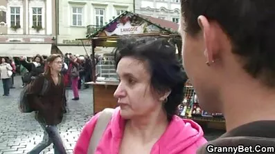 Російську дівчину трахкають в попку і домашнє українське порно ковтають сперму