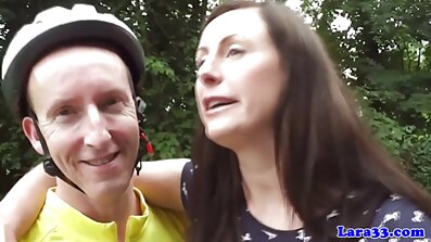 Трахкає в анус