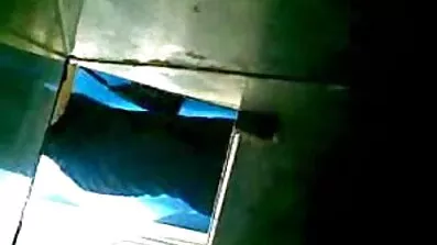 Татуйована красуня в фартусі під час українська порно сексу в офісі
