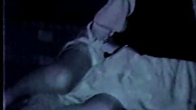 лиже цицьки