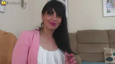 Два хлопця секс відео українське і ципочка відпочивають влітку біля басейну