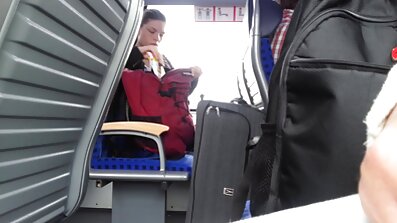 Стоячи на колінах смокче