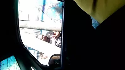 Красуня трахкає з солідним хлопцем перед українське порно видео камерою
