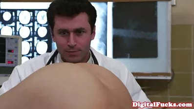 Як незнайомець дрочить член свого українська парнуха чоловіка в роздягальні