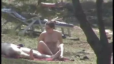 Ципочка в майці смокче член і скаче український секс порно на ньому