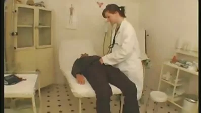 Симпатична українське порно відео модель залишилася наодинці з продюсером, тому що хотіла стати знаменитою