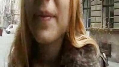 Догоджає брюнетку
